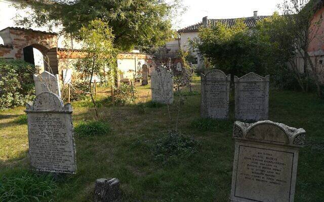 Неравнодушный итальянский плотник восстанавливает старые еврейские кладбища - Cursorinfo: главные новости Израиля