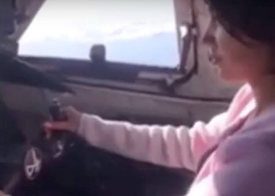 СК возбудил дело после того, как девушку пустили за штурвал Ан-24 в Якутии