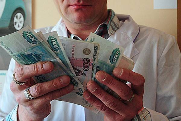 Стали известны самые высокие зарплаты у врачей в регионах России