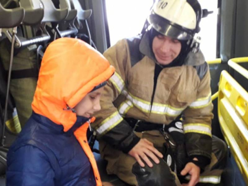 Ростовские пожарные навестили слепого ребёнка, звонившего им от одиночества