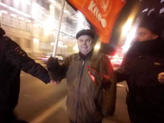 В Петербурге задержали депутата за красные флаги