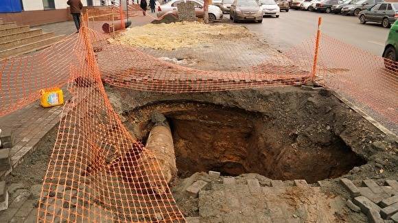 В Челябинске вскрыли тротуар с новой плиткой, чтобы проложить кабели