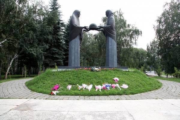 В полиции Челябинска подтвердили факт вандализма, совершенный двумя 10-летними мальчиками за мемориалом "Скорбящие матери"