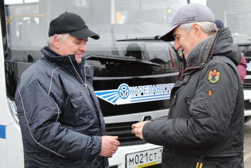 Глава Карелии вручил водителям «Карелавтотранса» ключи от новых автобусов