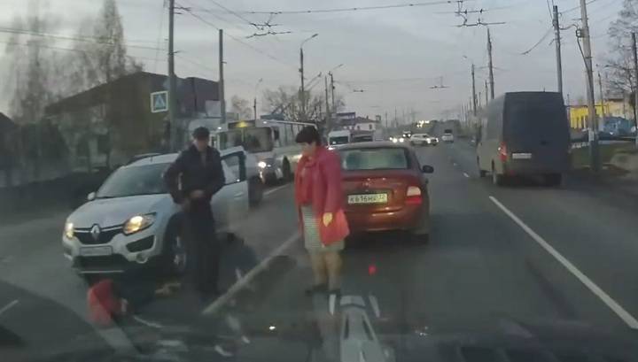 Невнимательный водитель снес женщину-пешехода в Брянске. Видео