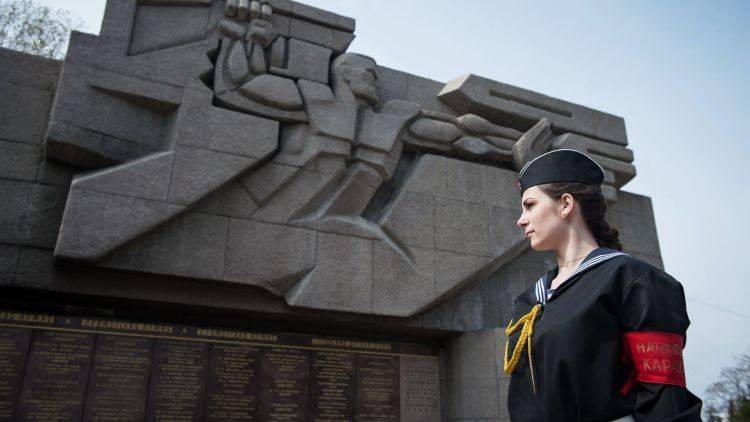 На мемориал обороны Севастополя ходят нанести новую надпись