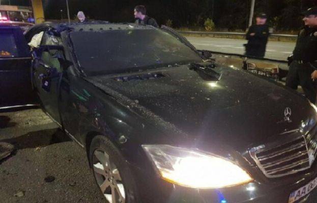 В Киеве на дороге взорвали автомобиль — один человек погиб, двое ранены