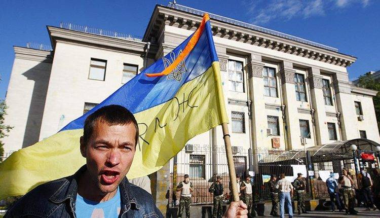 Установлен еще один подозреваемый в нападении на посольство РФ в Киеве