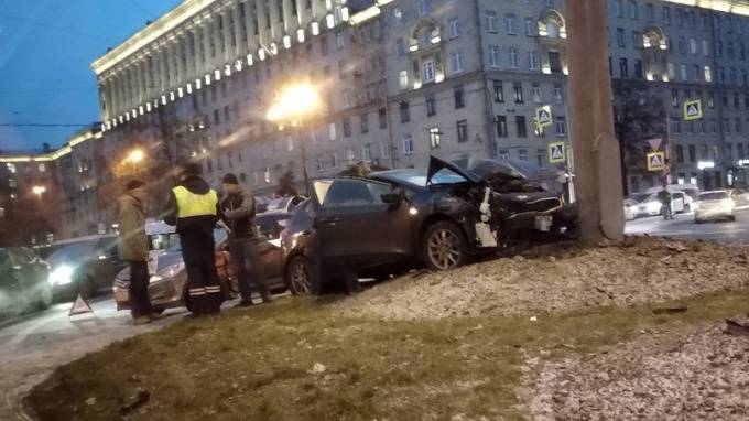 Подрезанная каршерингом легковушка влетела в столб на Московском проспекте