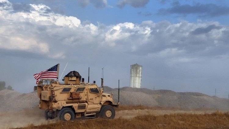 США судорожно пытаются узаконить воровство нефти в Сирии, заявил эксперт
