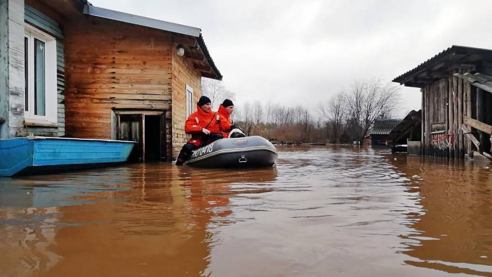 Нет электричества, размыты мосты: жуткие кадры из затопленной Вологодской области