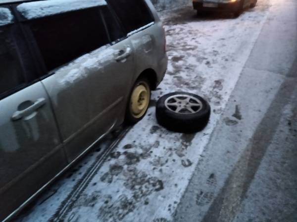 На уральской трассе из-за ямы на дороге больше 10 автомобилей лишились колес