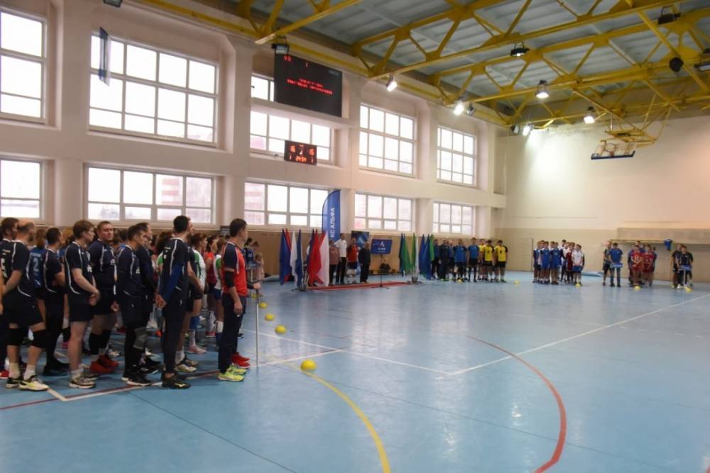 В Сыктывкаре за победу в турнире по волейболу памяти Оплеснина борются 24 команды