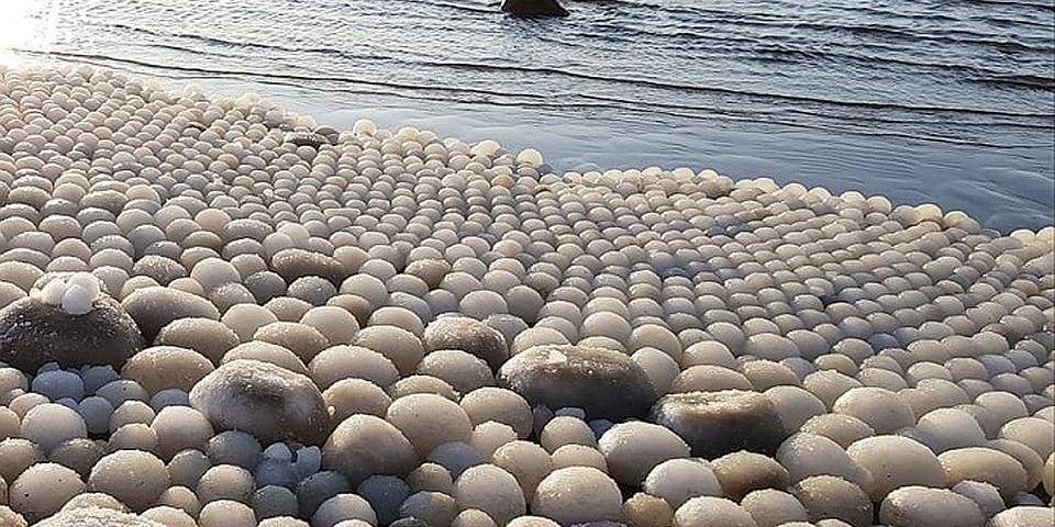 Пляж в Финляндии покрыло "ледяными яйцами"