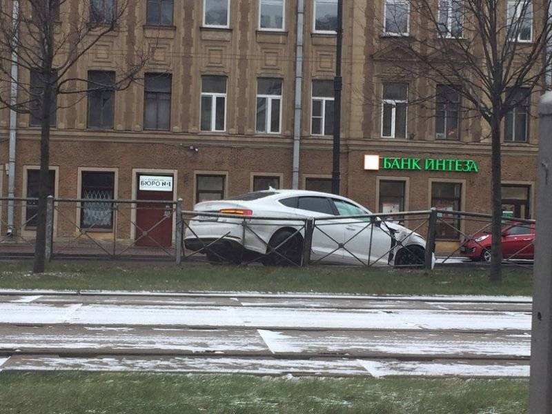Белая Audi багажником снесла забор на Московском проспекте