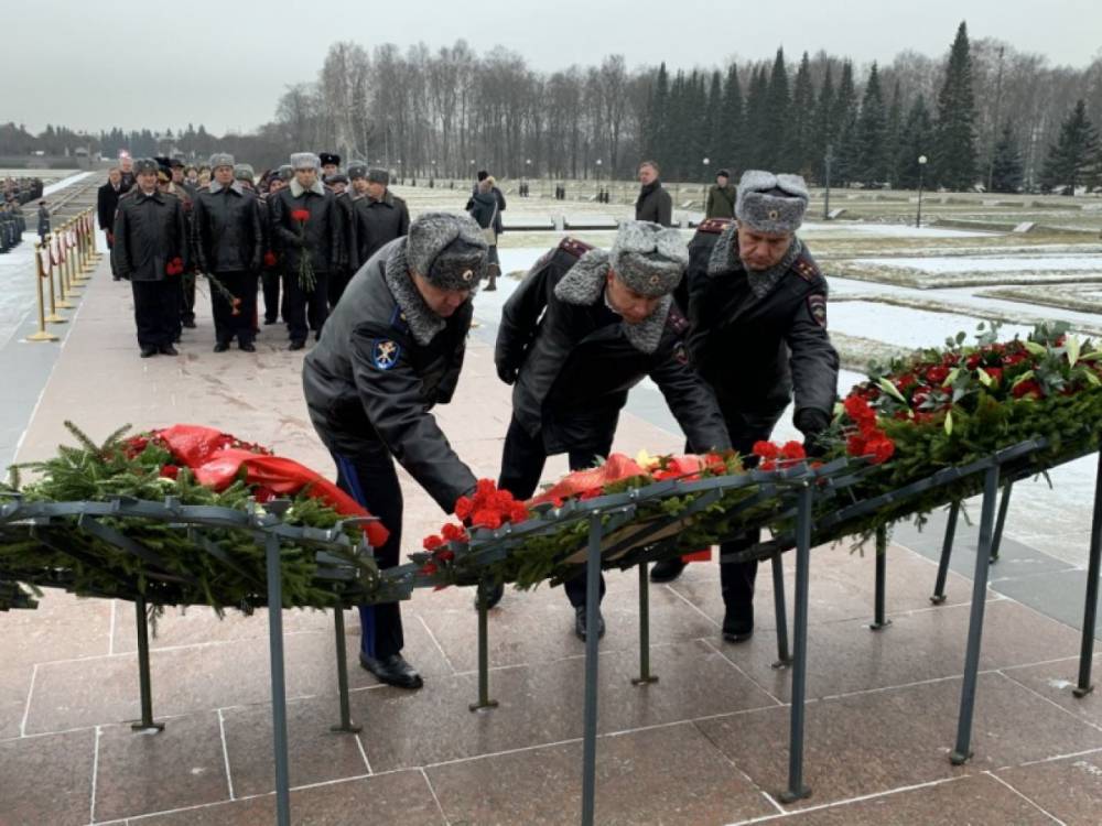 На Пискаревском кладбище почтили память сотрудников органов внутренних дел