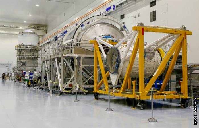 НАСА установило последний двигатель на ракете для полетов на Луну