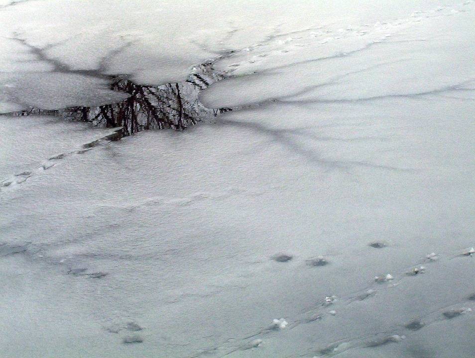 Подросток спас провалившуюся под лед девочку в Свердловской области
