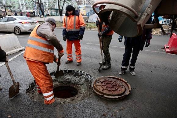 В центре Челябинска раскопали новый асфальт, чтобы поднять люки