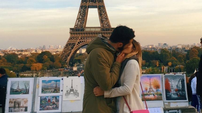 Путешественница рассказала для чего целует незнакомцев на фото