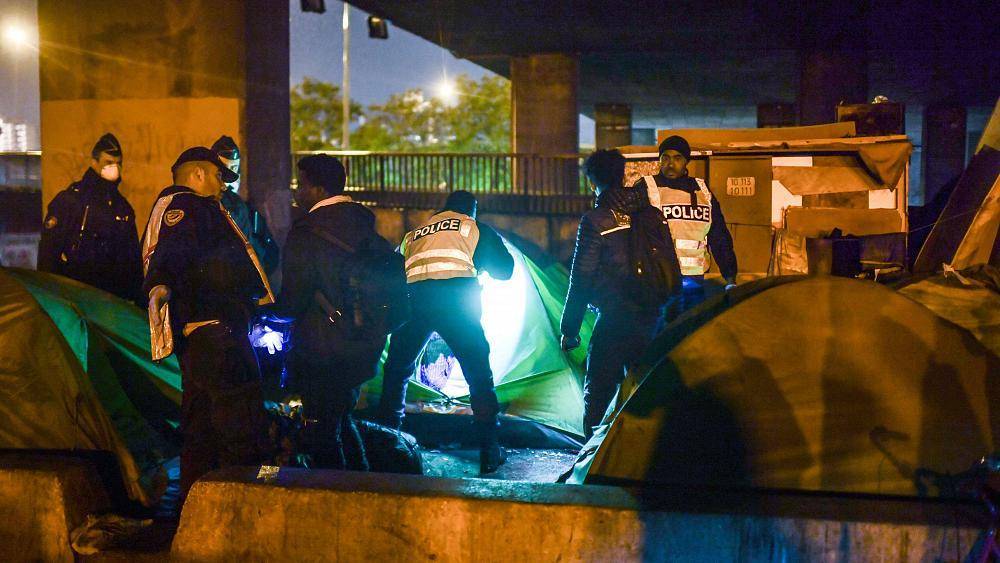 Париж: полиция выселяет мигрантов из нелегальных лагерей - ru.euronews.com - Париж - Афганистан - Чад - Сомали