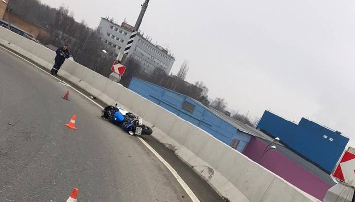 Фатальное падение мотоциклиста с эстакады в Москве попало на видео