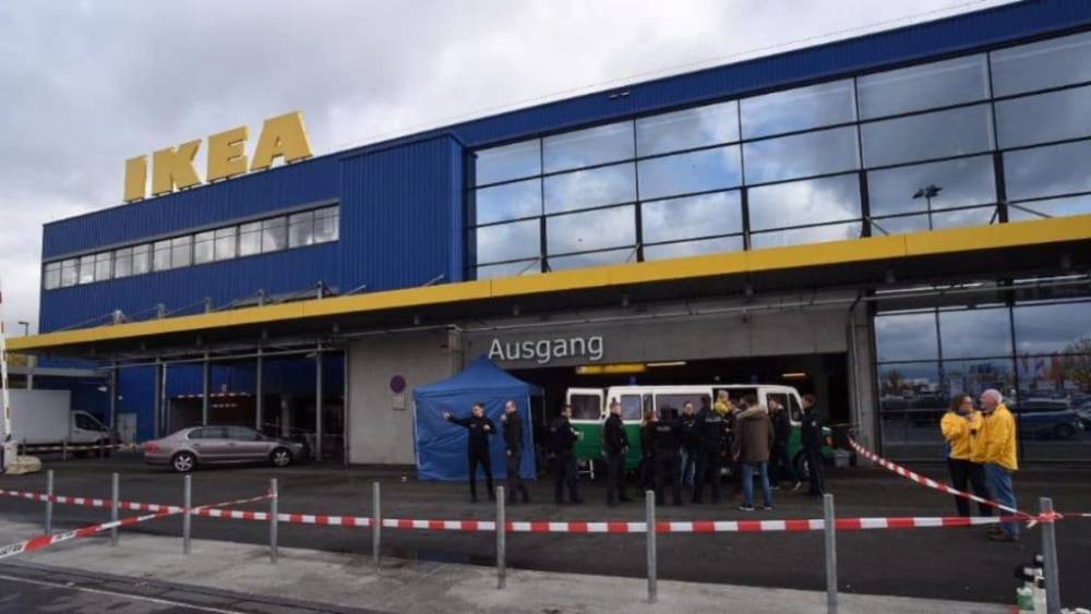 Во Франкфурте в магазине IKEA неизвестный напал на инкассатора и сбежал, забрав деньги