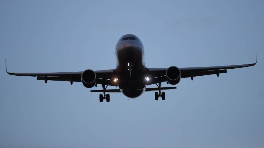Пилот разрешил дочке «порулить» пассажирским самолетом при посадке — видео