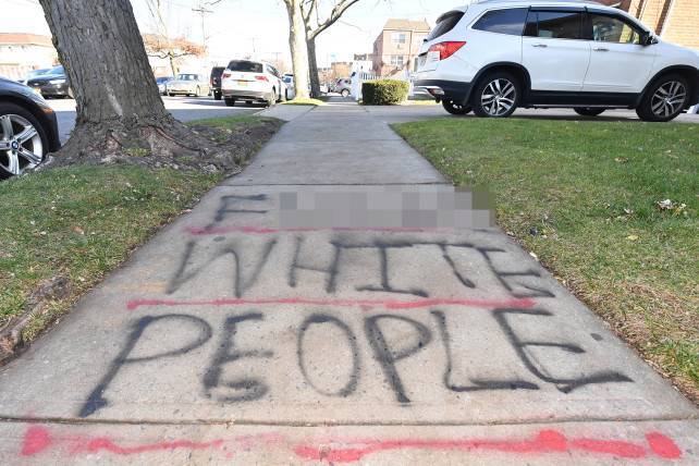 «Гребаные белые люди»: в Нью-Йорке появилось расистское граффити