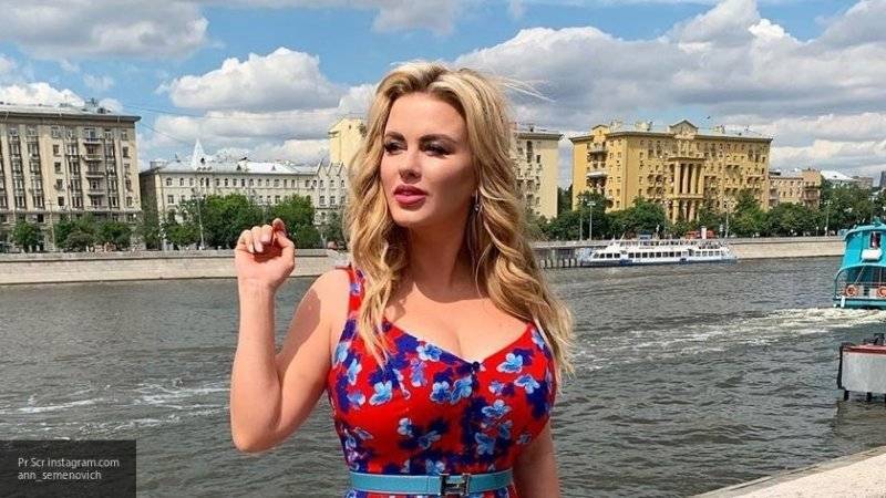 Анна Семенович призналась, что делала операцию по уменьшению своего пышного бюста
