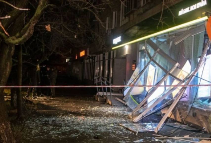 В Киеве взорвали отделение "Ощадбанка": улицу усыпало деньгами (Фото)