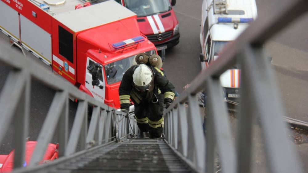 Спасатели потушили ночной пожар в четырехэтажке за час работы