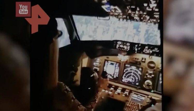 В Краснодаре пилот пассажирского самолета посадил за штурвал свою дочь
