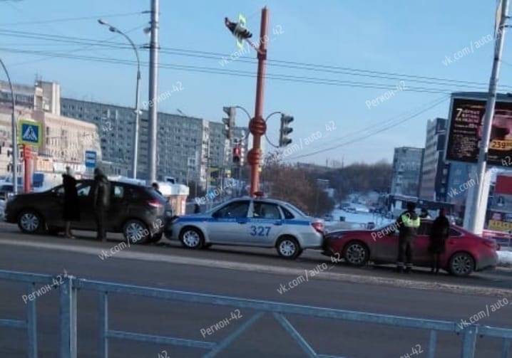 «Необычный паровозик»: в Кемерове произошло ДТП с участием полицейской машины