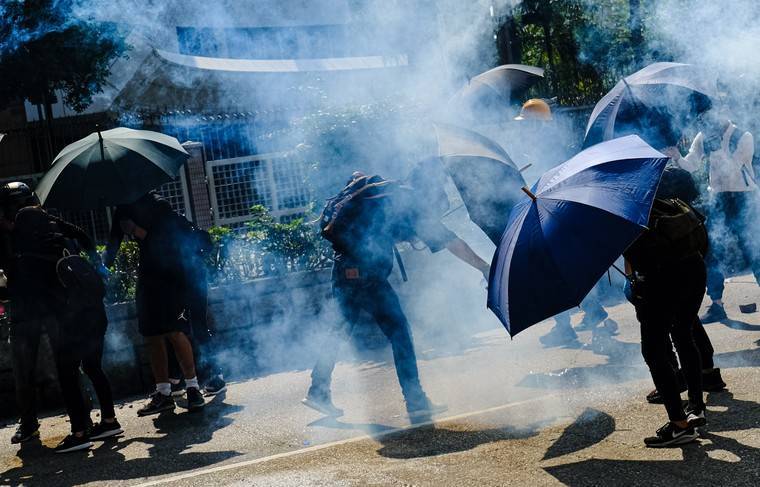 Жители Гонконга митингуют против применения полицией слезоточивого газа