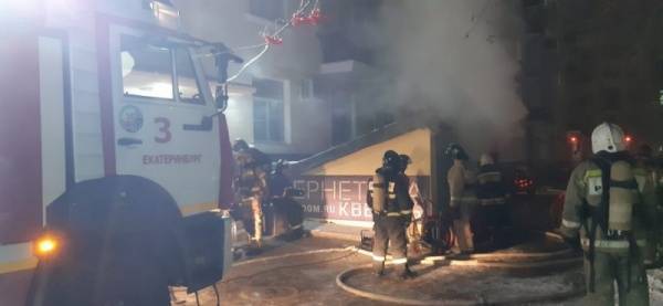 В Екатеринбурге загорелся клуб квестов: эвакуированы 100 жильцов жилого дома