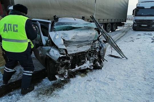 В автоаварии под Красноярском погибла семья из пяти человек, в том числе трое детей