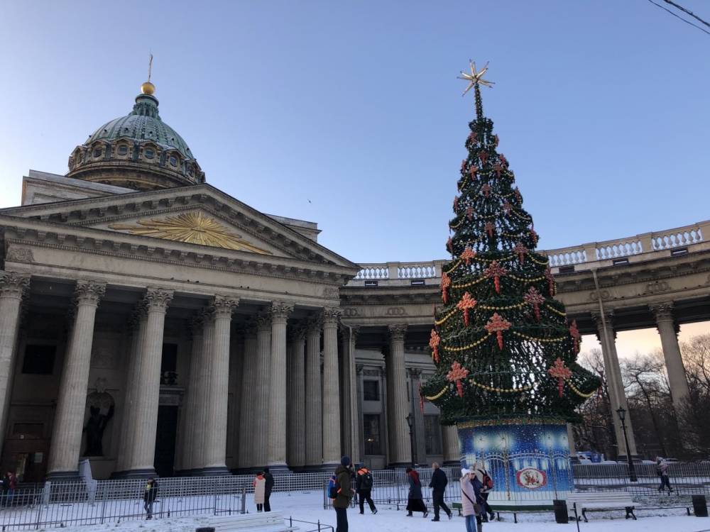 Новогодняя ель у Казанского собора в Петербурге принарядилась