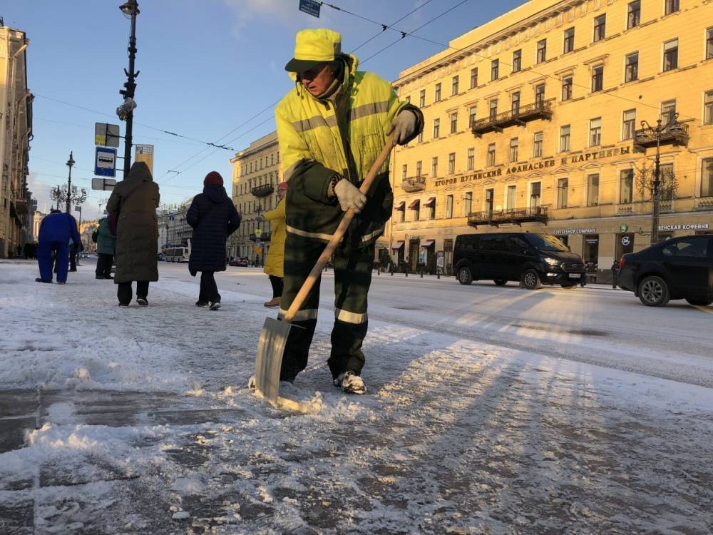 Петербургские дорожники вышли на улицы для уборки последствий первого зимнего снегопада