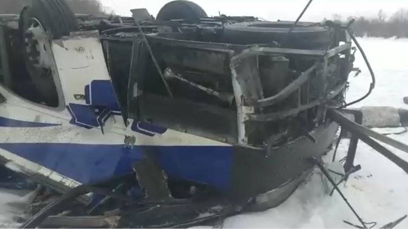 Следователи возбудили уголовное дело после падения автобуса с моста в Забайкалье