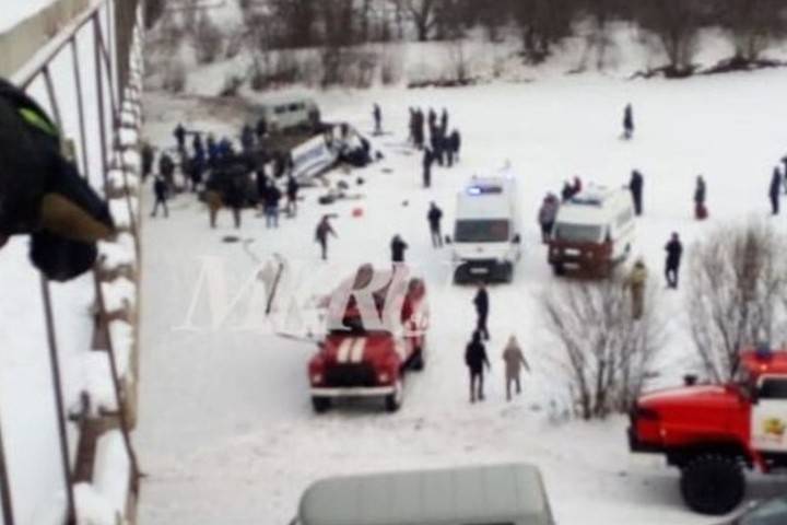 Опубликовано видео с места падения автобуса с моста в Забайкалье
