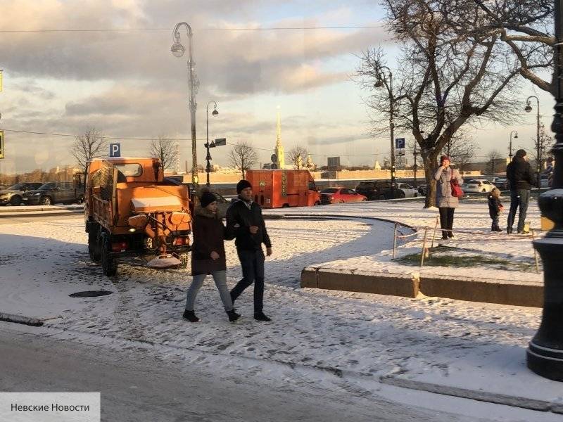 Дорожники Петербурга чистят улицы города после первого снегопада