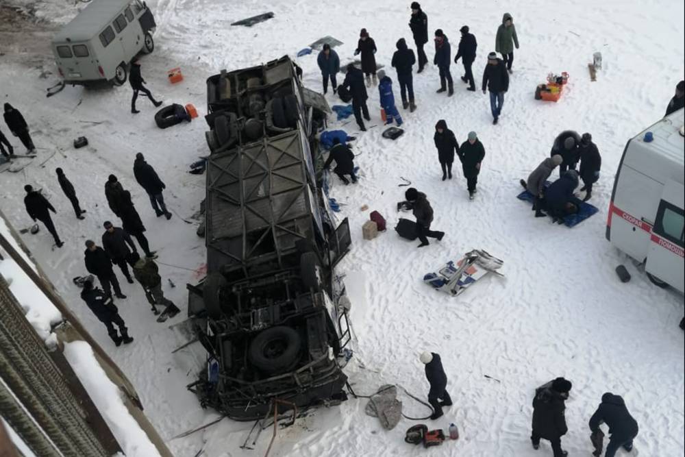 Число погибших в результате падения автобуса с моста в Забайкалье достигло 15 человек