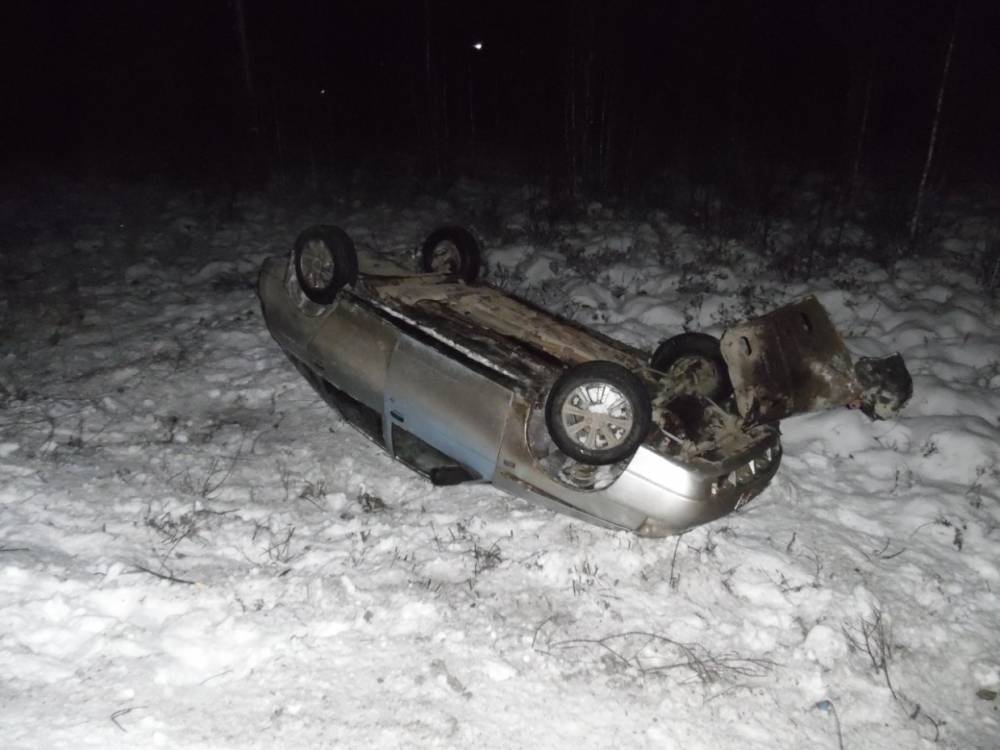 Автомобиль опрокинулся на крышу на дороге в Карелии