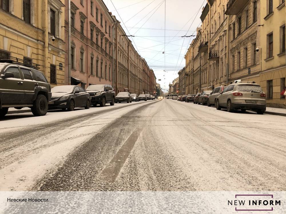 Петербургские дорожники убирают последствия первого зимнего снегопада в городе