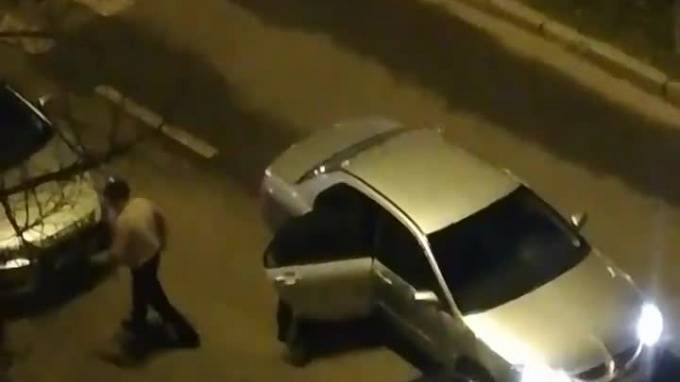 У станции метро "Московская" неизвестные силой затащили человека в машину и увезли