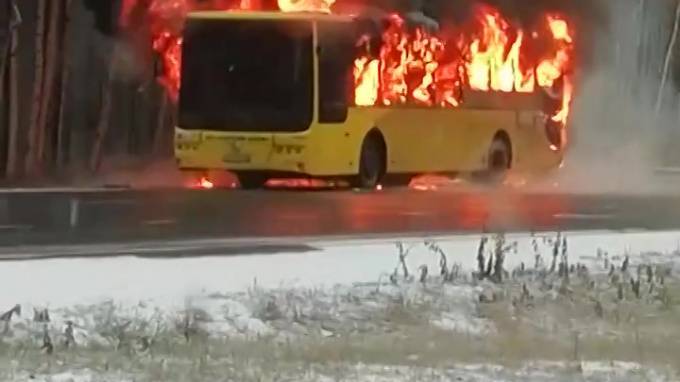 На Приморском шоссе водитель эвакуировал пасаажиров из горящего автобуса
