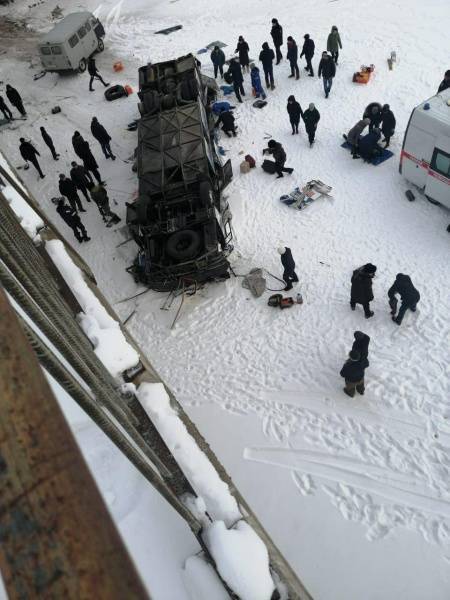 Число погибших в ДТП в Забайкалье увеличилось до 19. Автобус может уйти под лед