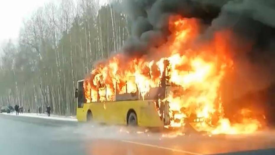На Приморском шоссе в Петербурге сгорел автобус