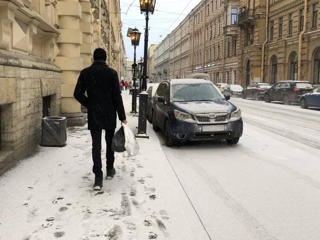 Дорожные службы Петербурга убирают последствия первого зимнего снегопада